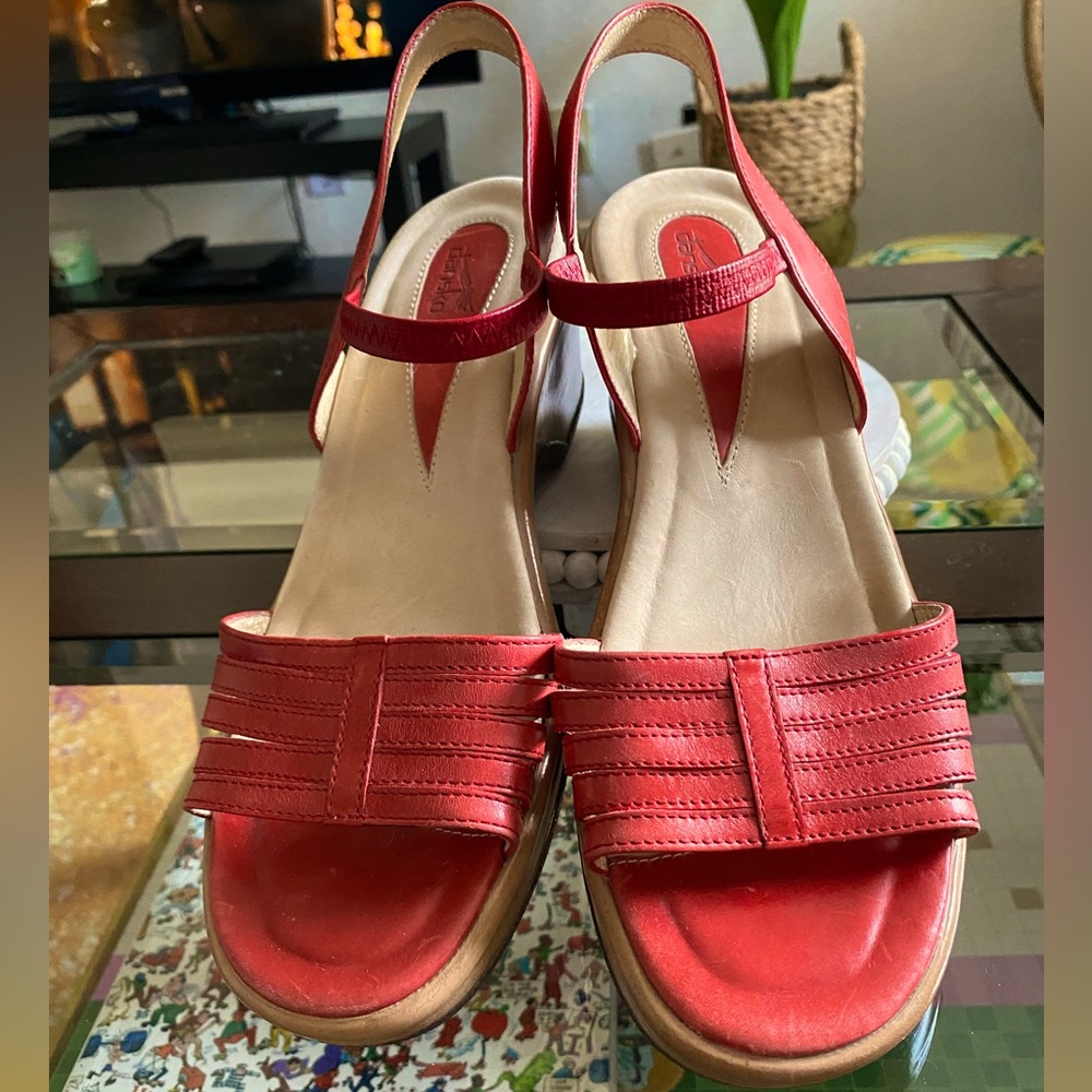 Dansko, Pre-owned Womens sandals. Size 39. Lightly used, great condition.